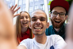 Drei junge Leute lachen in die Kamera | © 2020 Master1305/Shutterstock