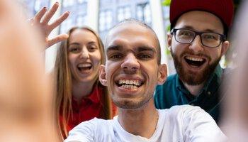 Drei junge Leute lachen in die Kamera | © 2020 Master1305/Shutterstock